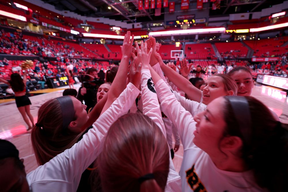 The Hawkeyes gather before their game against the Maryland Terrapins Thursday, February 13, 2020 at the Xfinity Center in College Park, MD. (Brian Ray/hawkeyesports.com)