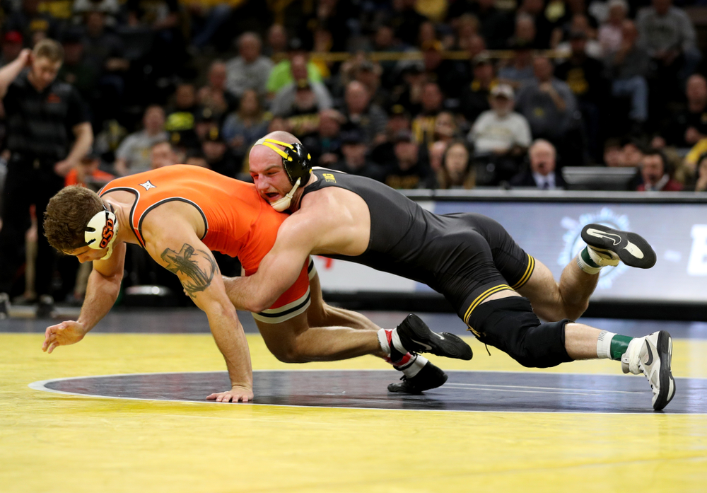Iowa’s Alex Marinelli Wrestles Oklahoma State’s Travis Wittlake at 165 pounds Sunday, February 23, 2020 at Carver-Hawkeye Arena. Marinelli won the match 3-2. (Brian Ray/hawkeyesports.com)