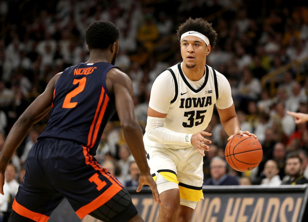 Iowa Hawkeyes forward Cordell Pemsl (35) against the Illinois Fighting Illini Sunday, February 2, 2020 at Carver-Hawkeye Arena. (Brian Ray/hawkeyesports.com)
