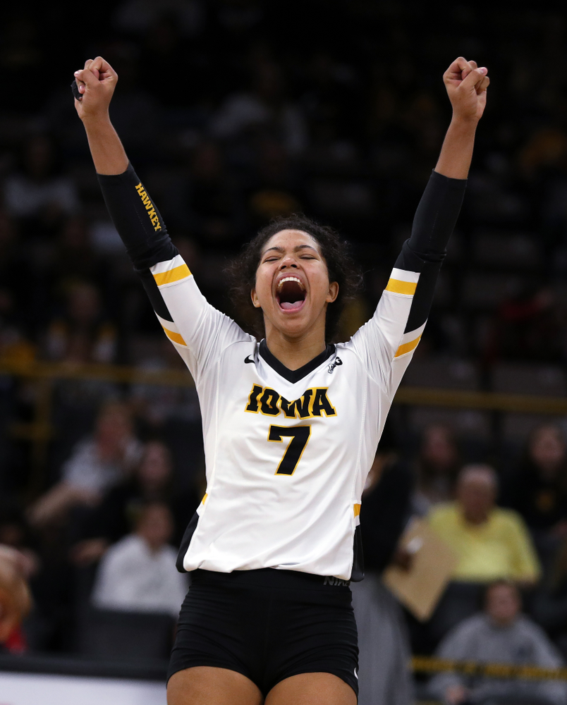 Iowa Hawkeyes setter Gabrielle Orr (7) against the Ohio State Buckeyes Saturday, November 24, 2018 at Carver-Hawkeye Arena. (Brian Ray/hawkeyesports.com)