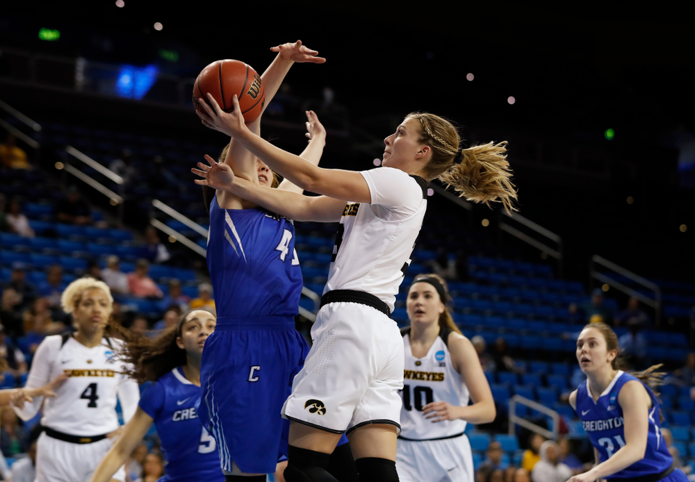 Iowa Hawkeyes guard Makenzie Meyer (3) drives to the hoop against the Creighton Bluejays in the first round of the 2018 NCAA Women's Basketball Tournament Saturday, March 17, 2018 at Pauley Pavilion on the campus of UCLA. (Brian Ray/hawkeyesports.com)