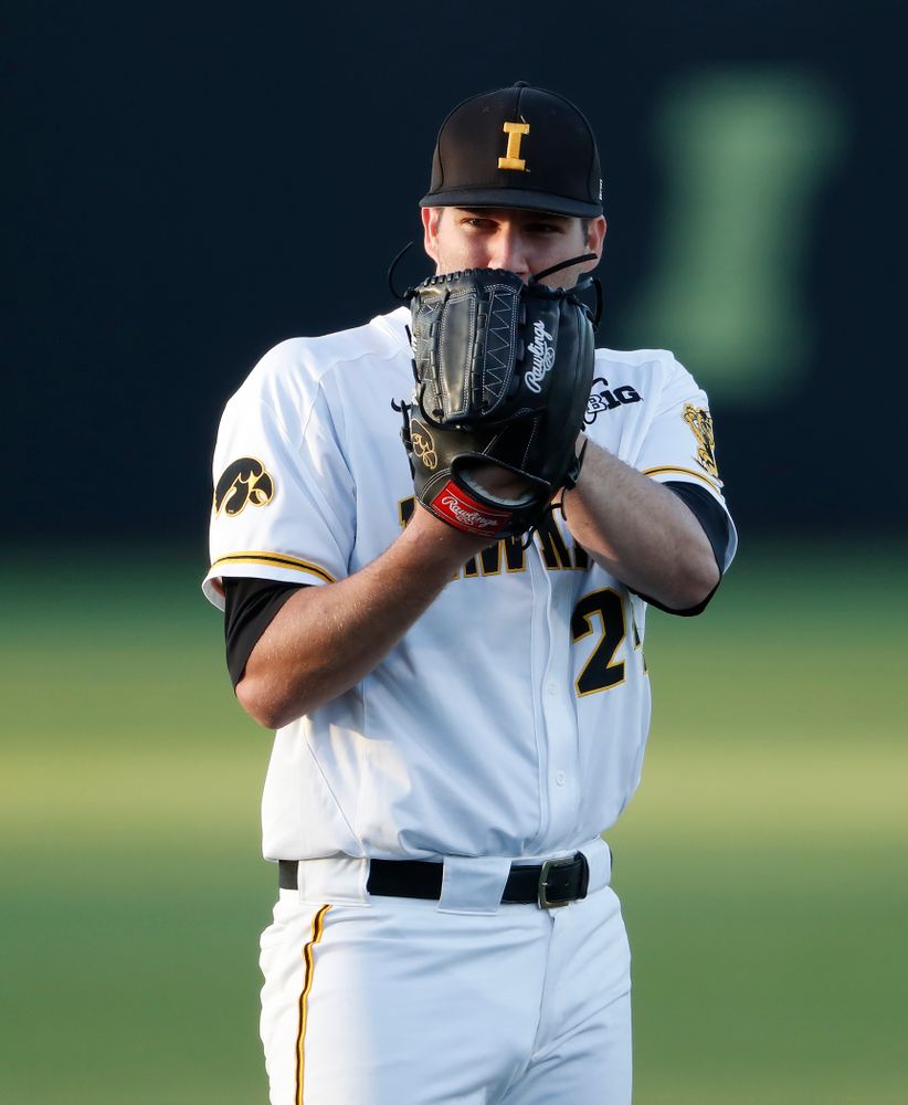 Iowa Hawkeyes pitcher Nick Allgeyer (24) against the Michigan Wolverines Friday, April 27, 2018 at Duane Banks Field in Iowa City. (Brian Ray/hawkeyesports.com)