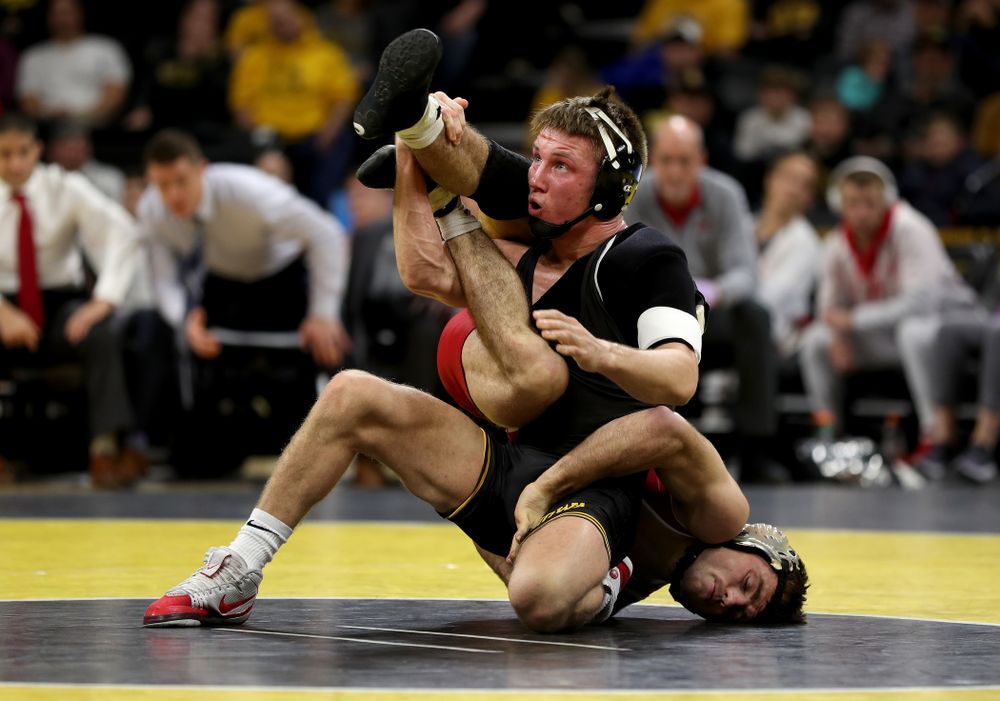 IowaÕs Max Murin wrestles WisconsinÕs Tristan Moran at 141 pounds Sunday, December 1, 2019 at Carver-Hawkeye Arena. Murin won the match 3-2. (Brian Ray/hawkeyesports.com)