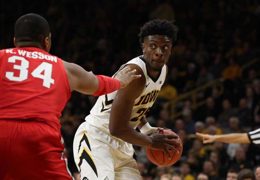Iowa Hawkeyes forward Tyler Cook (25) against the Ohio State Buckeyes Saturday, January 12, 2019 at Carver-Hawkeye Arena. (Brian Ray/hawkeyesports.com)