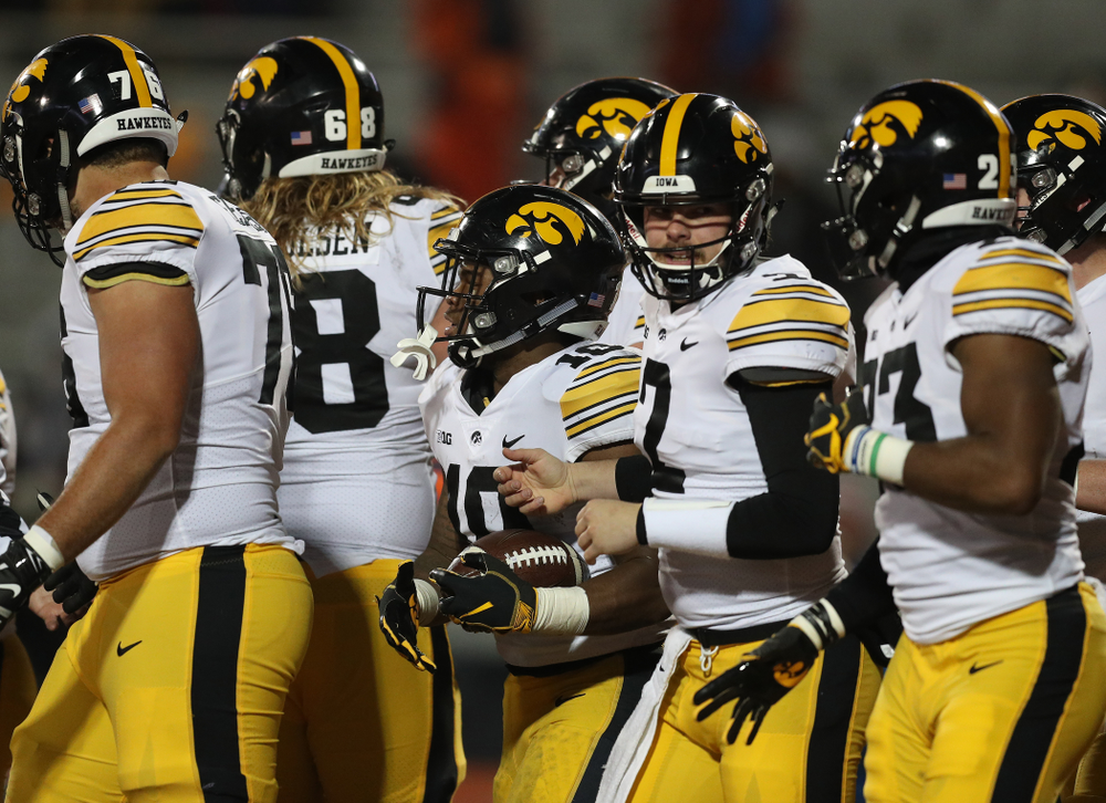 Iowa Hawkeyes running back Mekhi Sargent (10) scores against the Illinois Fighting Illini Saturday, November 17, 2018 at Memorial Stadium in Champaign, Ill. (Brian Ray/hawkeyesports.com)