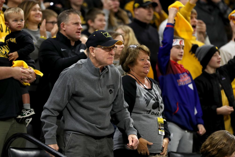 Former Head Coach Dan Gable claps as Iowa’s Michael Kemerer wrestles Penn State’s Mark Hall at 174 pounds Friday, January 31, 2020 at Carver-Hawkeye Arena. Kemerer won the match 11-6. (Brian Ray/hawkeyesports.com)