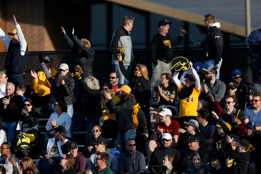 Fans of the Iowa Hawkeyes against the Michigan Wolverines Friday, April 27, 2018 at Duane Banks Field in Iowa City. (Brian Ray/hawkeyesports.com)