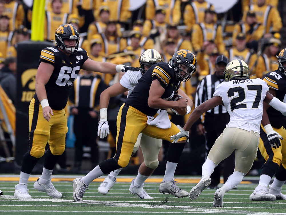 Iowa Hawkeyes quarterback Nate Stanley (4) against the Purdue Boilermakers Saturday, October 19, 2019 at Kinnick Stadium. (Brian Ray/hawkeyesports.com)