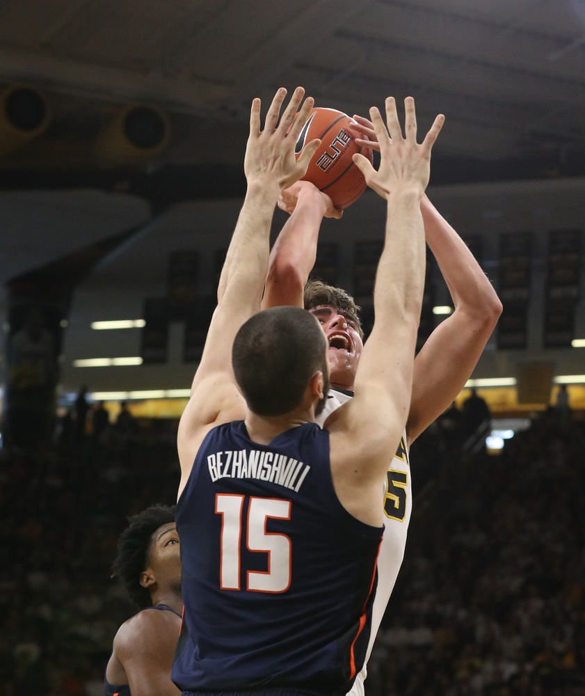 Iowa Hawkeyes forward Luka Garza (55) against the Illinois Fighting Illini Sunday, January 20, 2019 at Carver-Hawkeye Arena. (Brian Ray/hawkeyesports.com)