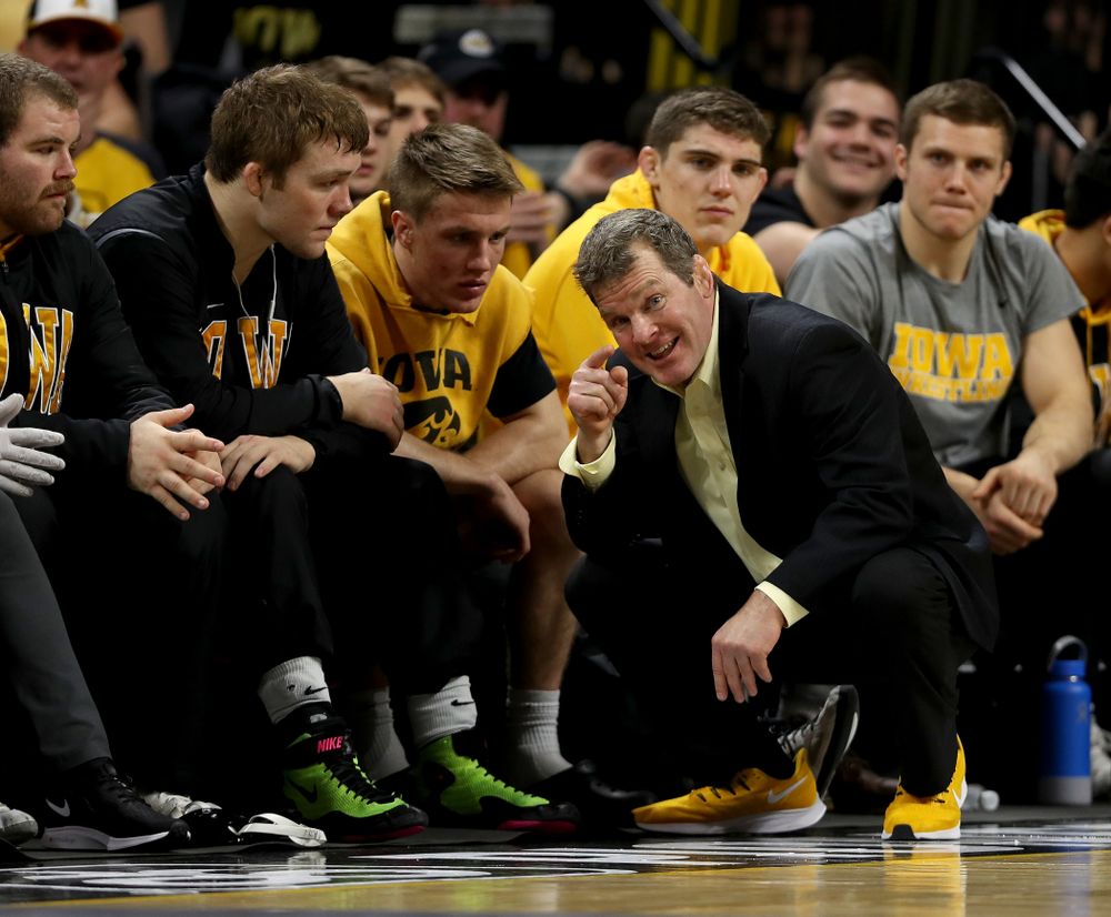 Head Coach Tom Brands talks with Jacob Warner and Max Murin as Iowa’s Carter Happel wrestles Ohio State’s Luke Pletcher at 141 pounds Friday, January 24, 2020 at Carver-Hawkeye Arena. Pletcher won the match with a 14-5. (Brian Ray/hawkeyesports.com)