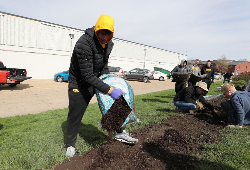 Members fo the Iowa MenÕs Basketball team volunteer with the South District Neighborhood Clean-up during the annual Iowa Athletics Day of Caring Sunday, April 28, 2019 in Iowa City. (Brian Ray/hawkeyesports.com)