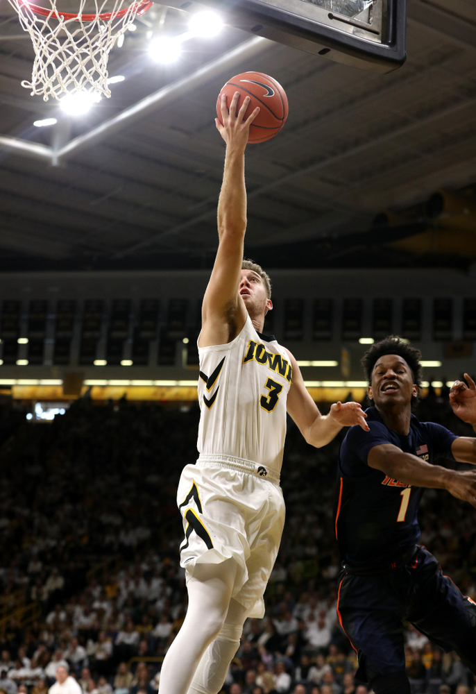 Iowa Hawkeyes guard Jordan Bohannon (3) goes to the hoop against the Illinois Fighting Illini Sunday, January 20, 2019 (Brian Ray/hawkeyesports.com)