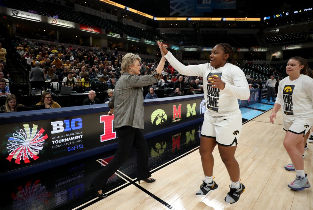 Iowa Hawkeyes head coach Lisa Bluder and guard Zion Sanders (21) against Ohio State in the quarterfinals of the Big Ten Basketball Tournament Friday, March 6, 2020 at Bankers Life Fieldhouse in Indianapolis. (Brian Ray/hawkeyesports.com)