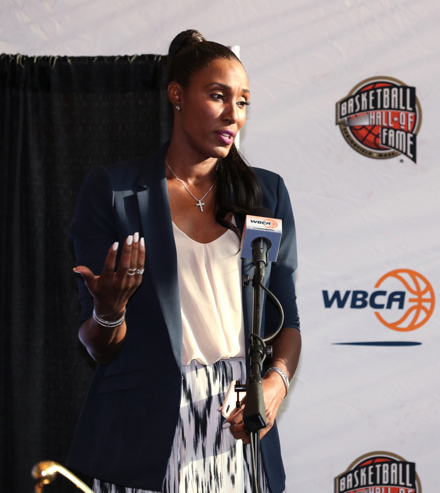 Iowa Hawkeyes forward Megan Gustafson (10) receives the Lisa Leslie Award as the country's top center from Lisa Leslie during a news conference Wednesday, April 4, 2018 at Amalie Arena in Tampa, FL. (Brian Ray/hawkeyesports.com)