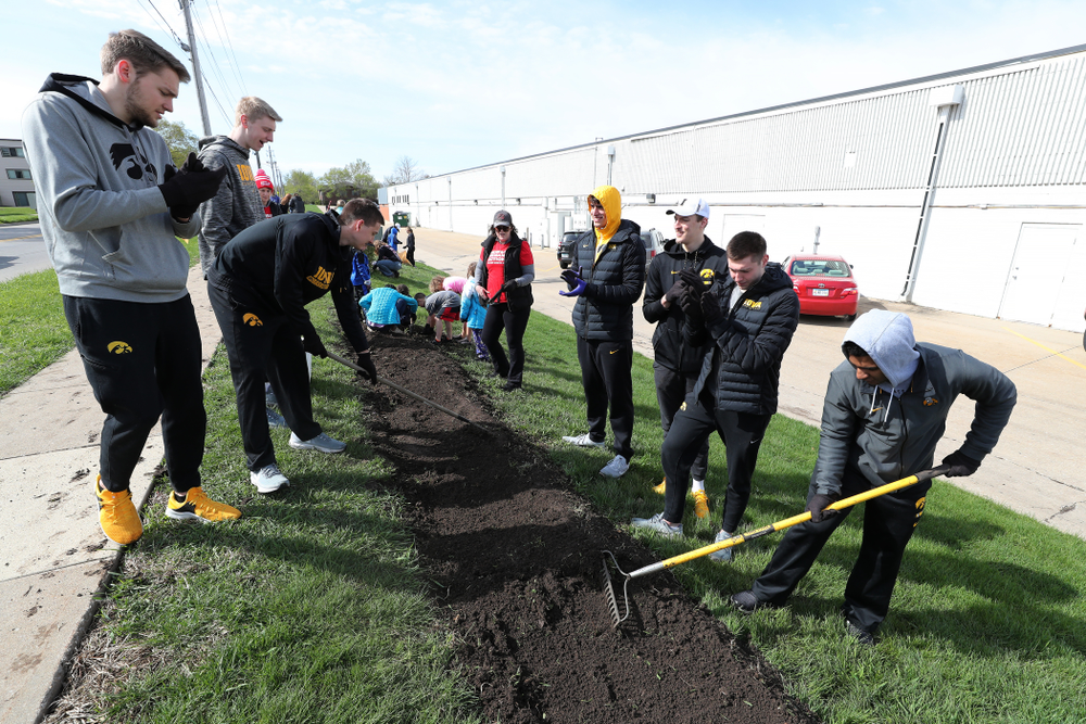 Members fo the Iowa MenÕs Basketball team volunteer with the South District Neighborhood Clean-up during the annual Iowa Athletics Day of Caring Sunday, April 28, 2019 in Iowa City. (Brian Ray/hawkeyesports.com)