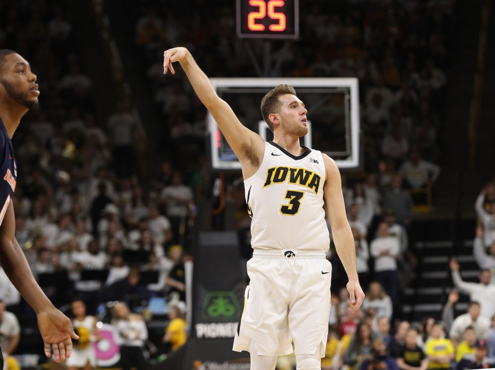Iowa Hawkeyes guard Jordan Bohannon (3) knocks down a three point basket against the Illinois Fighting Illini Sunday, January 20, 2019 (Brian Ray/hawkeyesports.com)