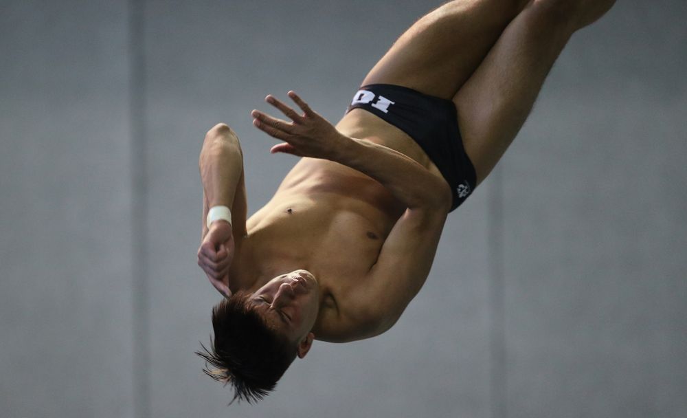 Jonatan Posligua competes on the 3 meter board Thursday, November 15, 2018 during the 2018 Hawkeye Invitational at the Campus Recreation and Wellness Center. (Brian Ray/hawkeyesports.com)