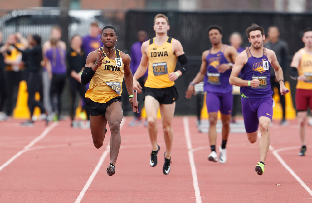 Iowa's Antonio Woodard runs the final leg of 4x100 during the 2018 MUSCO Twilight Invitational Thursday, April 12, 2018 at the Cretzmeyer Track. (Brian Ray/hawkeyesports.com)