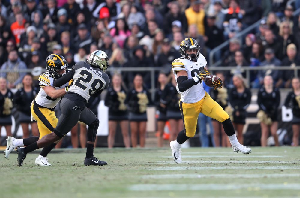 Iowa Hawkeyes tight end Noah Fant (87) against the Purdue Boilermakers Saturday, November 3, 2018 Ross Ade Stadium in West Lafayette, Ind. (Brian Ray/hawkeyesports.com)
