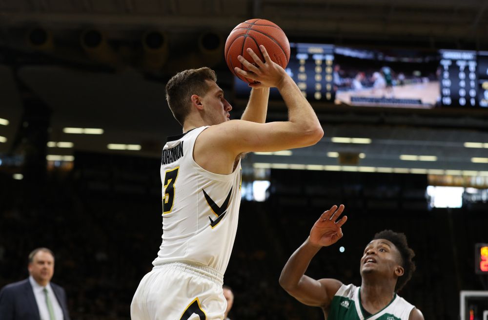 Iowa Hawkeyes guard Jordan Bohannon (3) against UW Green Bay Sunday, November 11, 2018 at Carver-Hawkeye Arena. (Brian Ray/hawkeyesports.com)