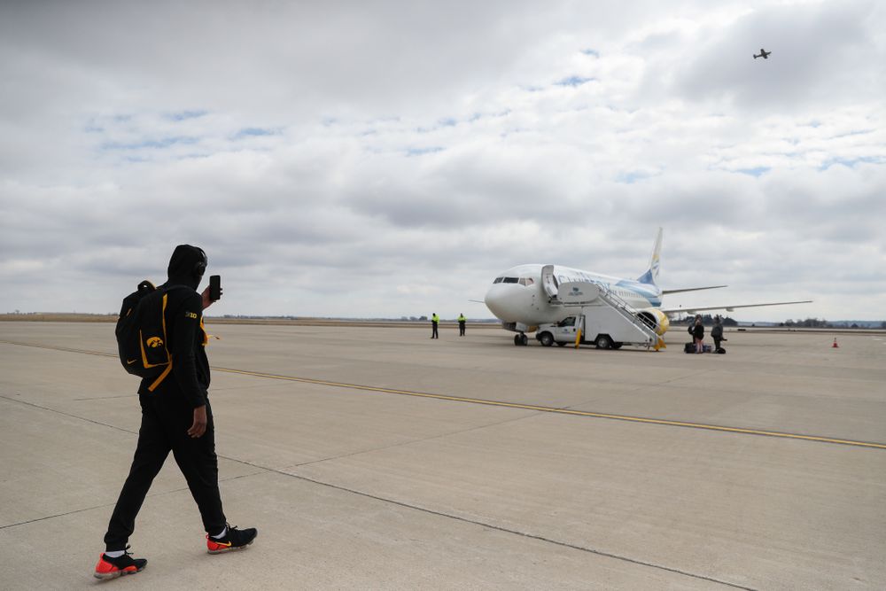 Iowa Hawkeyes guard Isaiah Moss (4) boards a flight to Columbus for the first and second rounds of the 2019 NCAA Men's Basketball Tournament Wednesday, March 20, 2019 at the Eastern Iowa Airport. (Brian Ray/hawkeyesports.com)