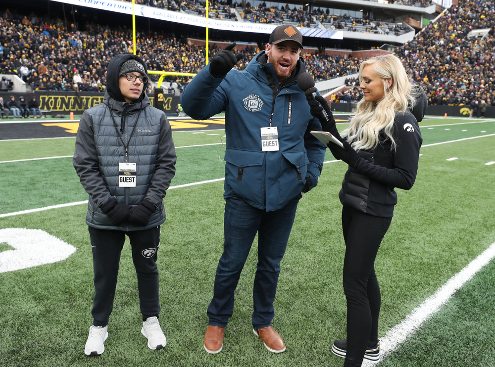 Former Hawkeye linebacker and current Denver Bronco Josey Jewel surprises former Kid Captain
Parker Kress of Bettendorf with Super Bowl tickets during the Iowa Hawkeyes game against the Northwestern Wildcats Saturday, November 10, 2018 at Kinnick Stadium. (Brian Ray/hawkeyesports.com)