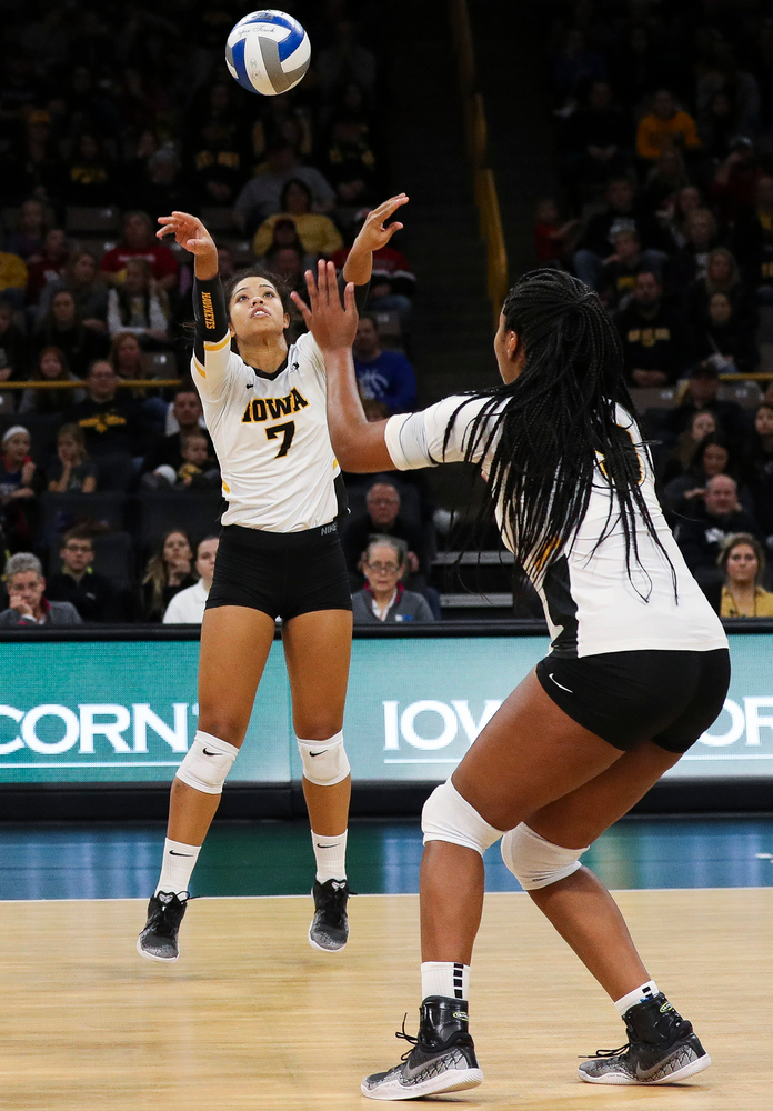 Iowa Hawkeyes setter Brie Orr (7) sets the ball during a match against Maryland at Carver-Hawkeye Arena on November 23, 2018. (Tork Mason/hawkeyesports.com)
