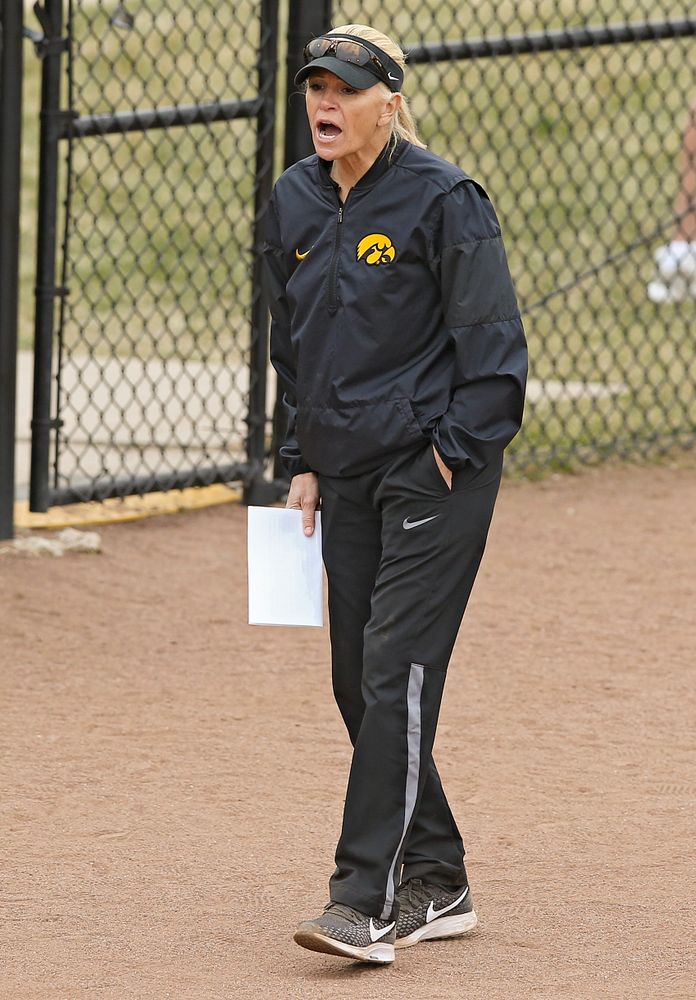 Iowa Hawkeyes head coach Renee Gillispie shouts to her player during the fifth inning of their Big Ten Conference softball game at Pearl Field in Iowa City on Friday, Mar. 29, 2019. (Stephen Mally/hawkeyesports.com)