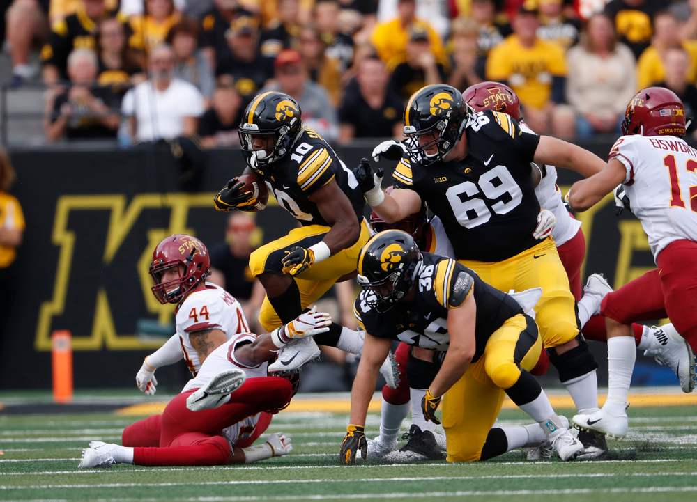 Iowa Hawkeyes running back Mekhi Sargent (10) against the Iowa State Cyclones Saturday, September 8, 2018 at Kinnick Stadium. (Brian Ray/hawkeyesports.com)