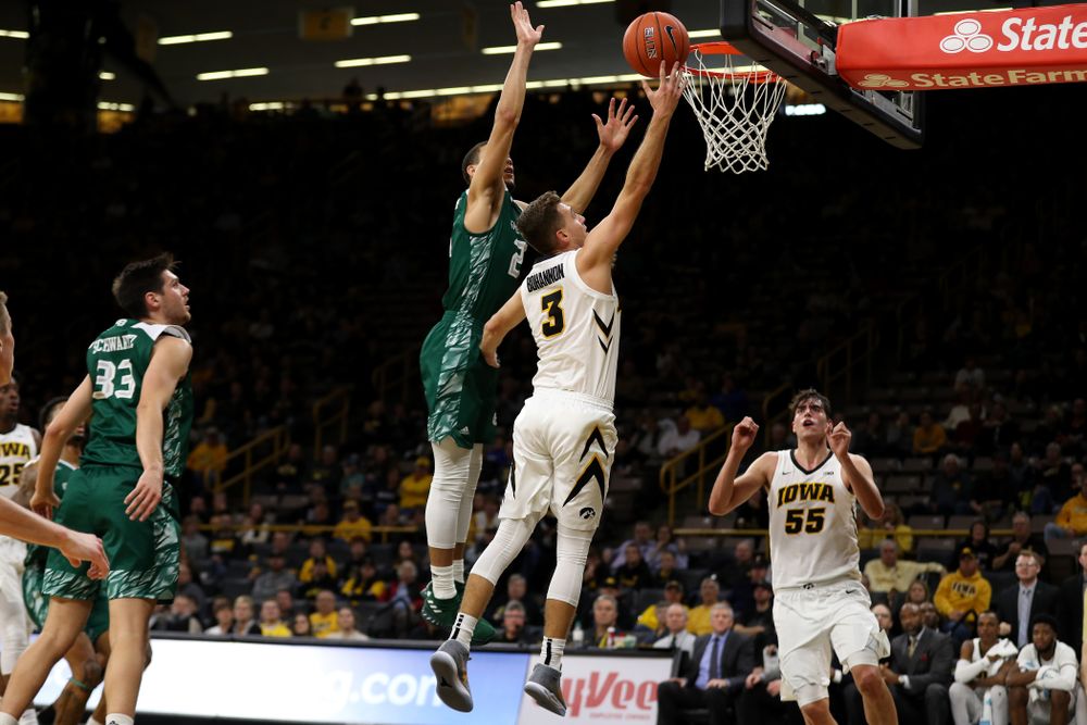 Iowa Hawkeyes guard Jordan Bohannon (3) against UW Green Bay Sunday, November 11, 2018 at Carver-Hawkeye Arena. (Brian Ray/hawkeyesports.com)