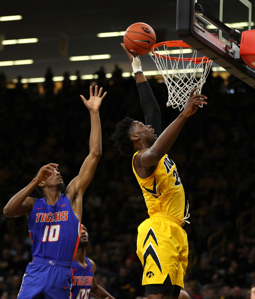 Iowa Hawkeyes forward Tyler Cook (25) against the Savannah State Tigers Saturday, December 22, 2018 at Carver-Hawkeye Arena. (Brian Ray/hawkeyesports.com)
