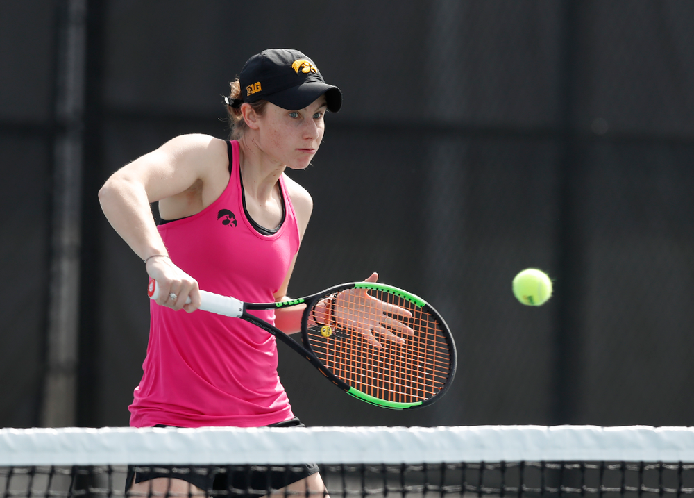 Elise Van Heuvelen against Minnesota Friday, April 20, 2018 at the Hawkeye Tennis and Recreation Center. (Brian Ray/hawkeyesports.com)