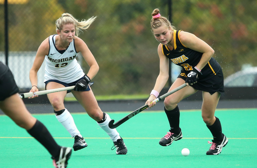 Iowa Hawkeyes midfielder Nikki Freeman (8) dribbles during a game against Michigan at Grant Field on October 5, 2018. (Tork Mason/hawkeyesports.com)