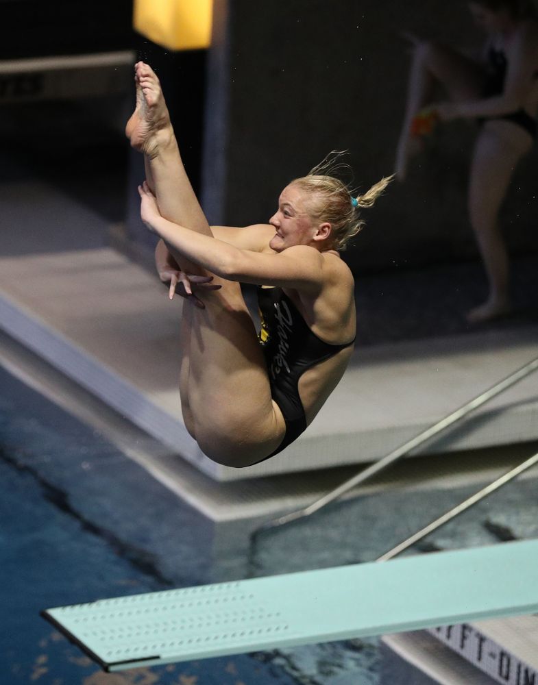 Thelma Strandberg competes on the 1 meter board Thursday, November 15, 2018 during the 2018 Hawkeye Invitational at the Campus Recreation and Wellness Center. (Brian Ray/hawkeyesports.com)