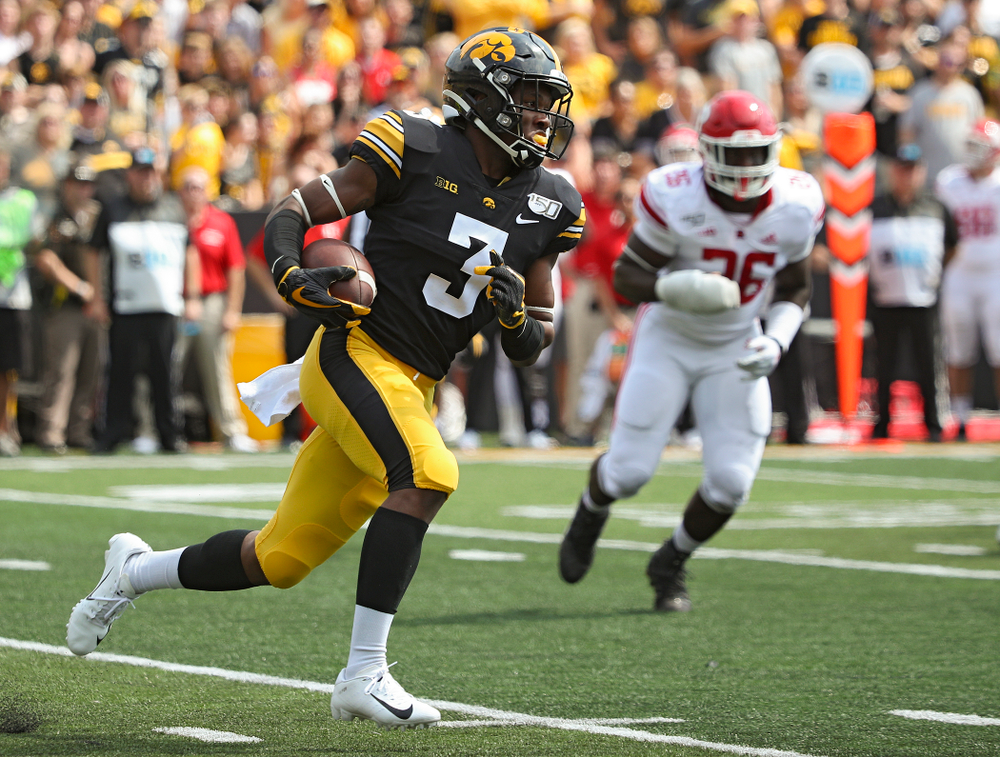 Iowa Hawkeyes wide receiver Tyrone Tracy Jr. (3) runs on a reverse during the third quarter of their Big Ten Conference football game at Kinnick Stadium in Iowa City on Saturday, Sep 7, 2019. (Stephen Mally/hawkeyesports.com)