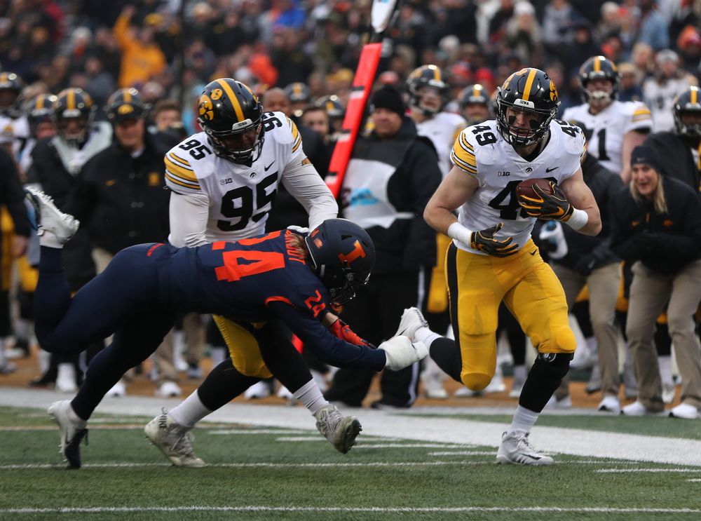 Iowa Hawkeyes linebacker Nick Niemann (49) returns a blocked punt against the Illinois Fighting Illini Saturday, November 17, 2018 at Memorial Stadium in Champaign, Ill. (Brian Ray/hawkeyesports.com)