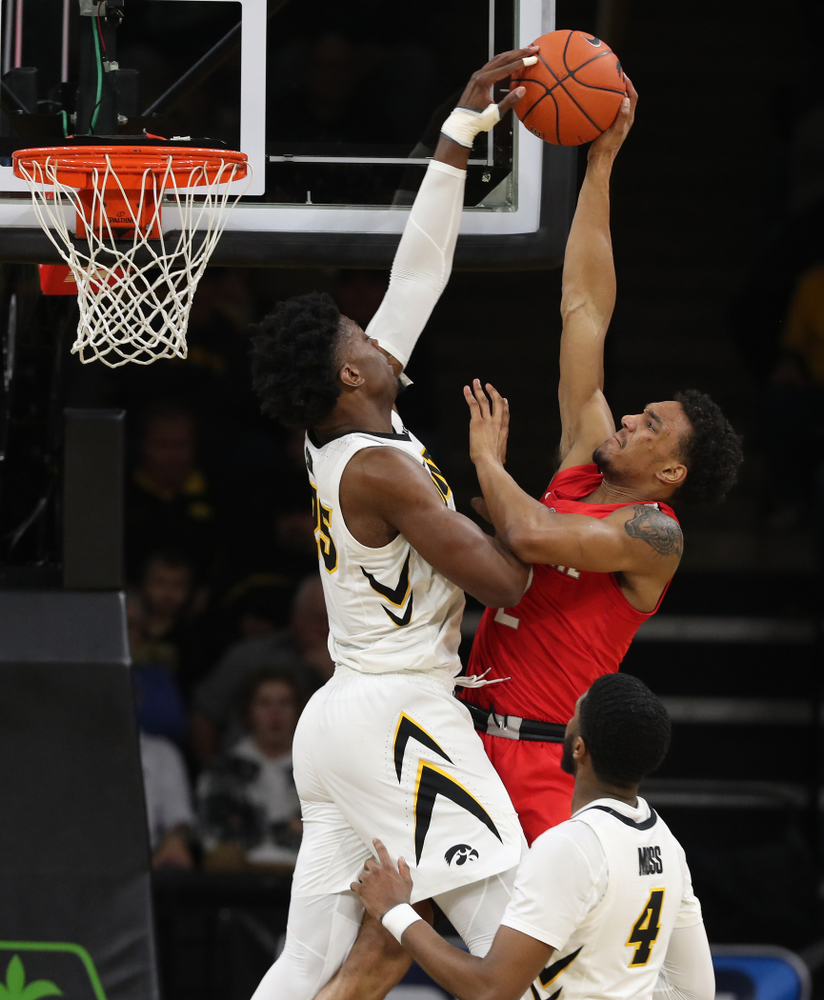 Iowa Hawkeyes forward Tyler Cook (25) blocks a shot against the Ohio State Buckeyes Saturday, January 12, 2019 at Carver-Hawkeye Arena. (Brian Ray/hawkeyesports.com)