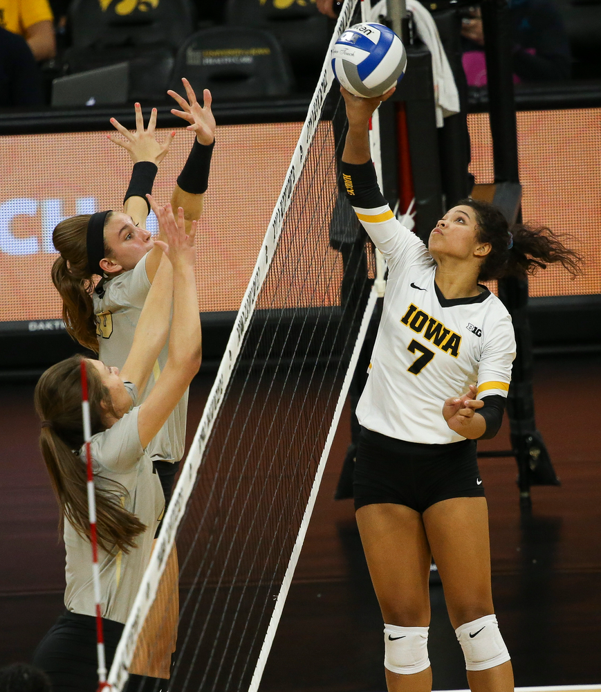 Iowa Hawkeyes setter Brie Orr (7) sets the ball over the net during a game against Purdue at Carver-Hawkeye Arena on October 13, 2018. (Tork Mason/hawkeyesports.com)