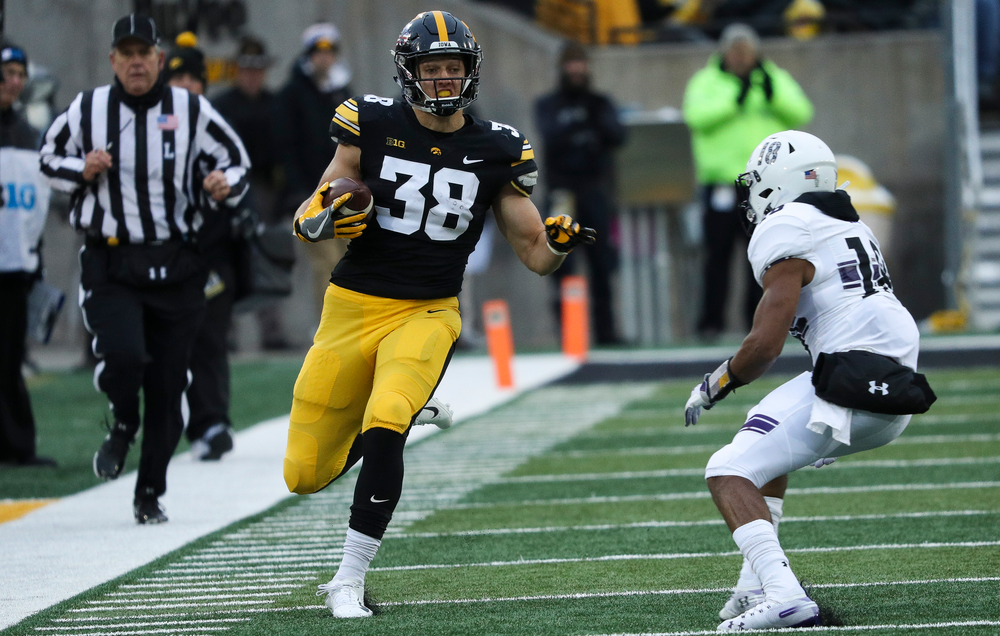 Iowa Hawkeyes tight end T.J. Hockenson (38) runs the ball during a game against Northwestern at Kinnick Stadium on November 10, 2018. (Tork Mason/hawkeyesports.com)