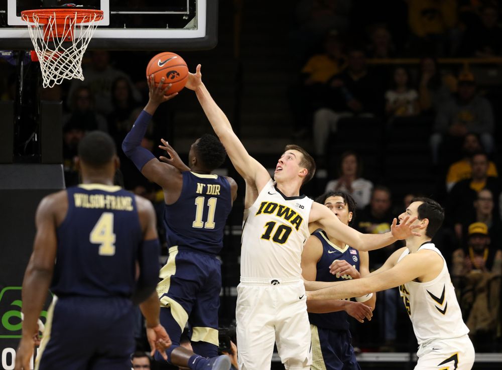 Iowa Hawkeyes guard Joe Wieskamp (10) against the Pitt Panthers Tuesday, November 27, 2018 at Carver-Hawkeye Arena. (Brian Ray/hawkeyesports.com)