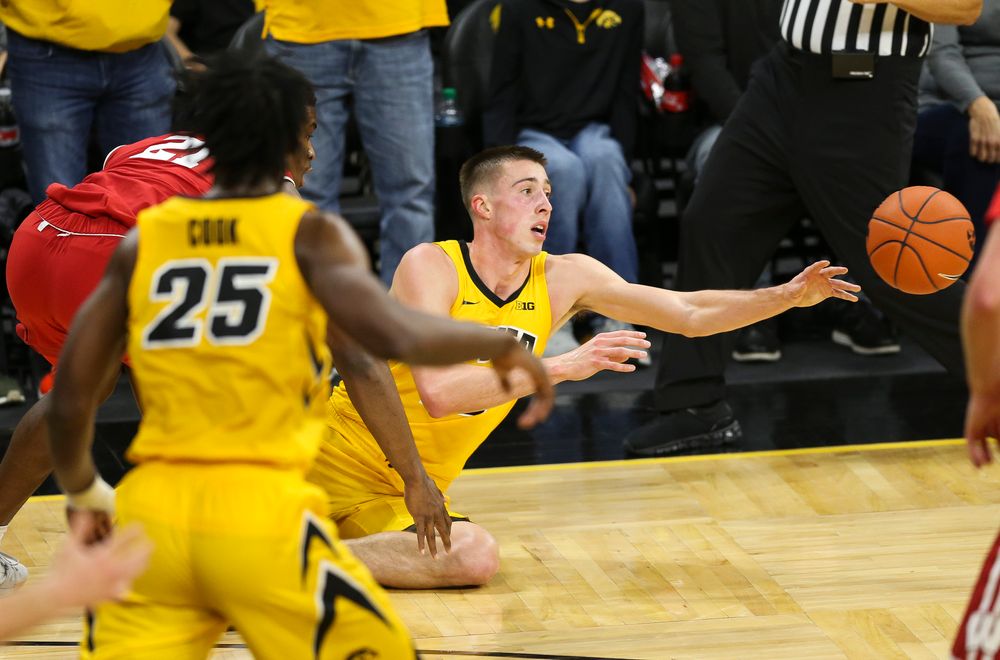 Iowa Hawkeyes guard Joe Wieskamp (10) passes the ball against Wisconsin on November 30, 2018 at Carver-Hawkeye Arena. (Tork Mason/hawkeyesports.com)