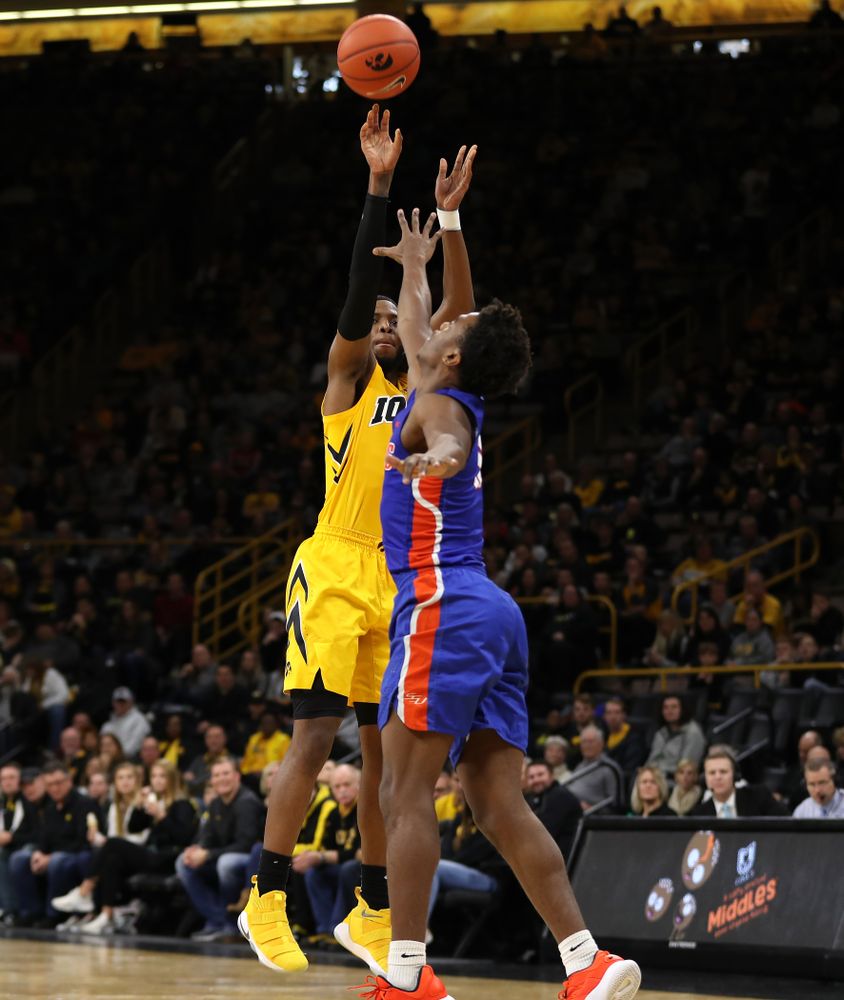 Iowa Hawkeyes guard Isaiah Moss (4) against the Savannah State Tigers Saturday, December 22, 2018 at Carver-Hawkeye Arena. (Brian Ray/hawkeyesports.com)