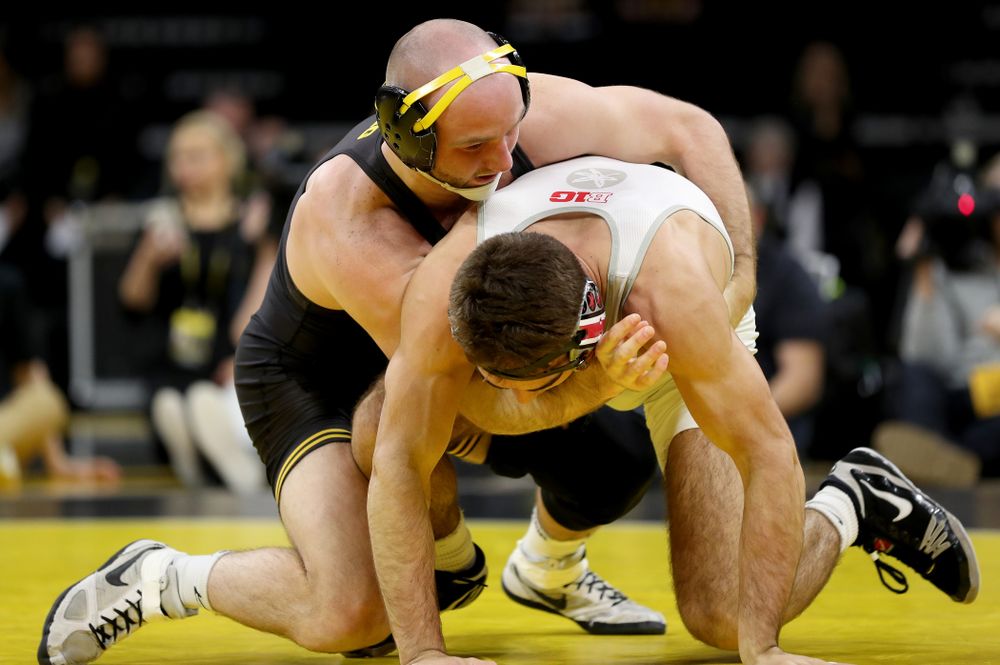 Iowa’s Alex Marinelli wrestles Ohio State’s Ethan Smith at 165 pounds Friday, January 24, 2020 at Carver-Hawkeye Arena. Marinelli won the match 14-10. (Brian Ray/hawkeyesports.com)