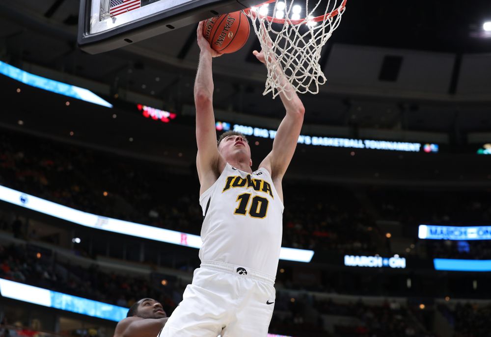 Iowa Hawkeyes guard Joe Wieskamp (10) against the Illinois Fighting Illini in the 2019 Big Ten Men's Basketball Tournament Thursday, March 14, 2019 at the United Center in Chicago. (Brian Ray/hawkeyesports.com)