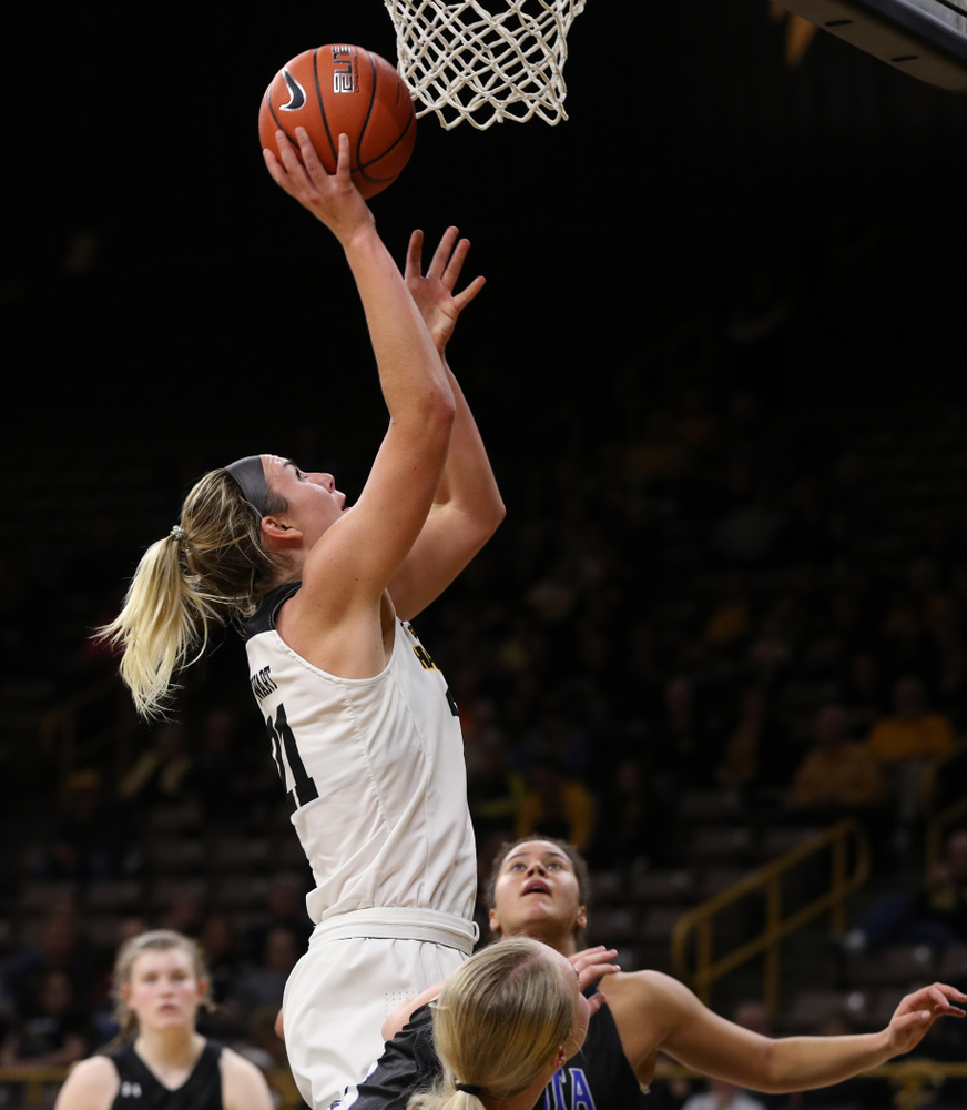 Iowa Hawkeyes forward Hannah Stewart (21) against Dakota Wesleyan University Tuesday, November 6, 2018 at Carver-Hawkeye Arena. (Brian Ray/hawkeyesports.com)