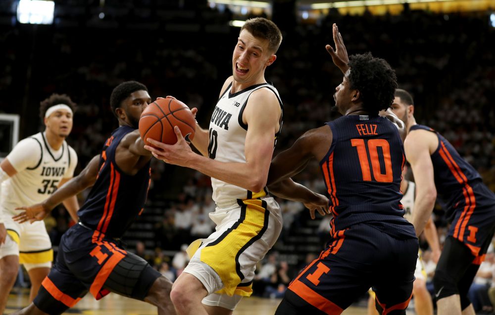Iowa Hawkeyes guard Joe Wieskamp (10) against the Illinois Fighting Illini Sunday, February 2, 2020 at Carver-Hawkeye Arena. (Brian Ray/hawkeyesports.com)