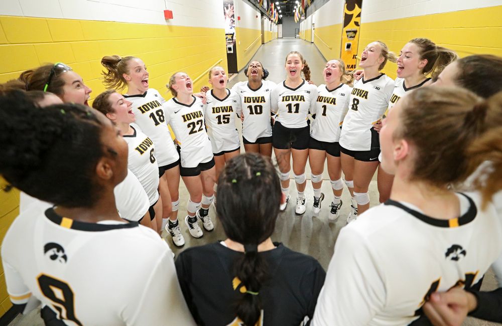 The Hawkeyes huddle before their Big Ten/Pac-12 Challenge match at Carver-Hawkeye Arena in Iowa City on Saturday, Sep 7, 2019. (Stephen Mally/hawkeyesports.com)