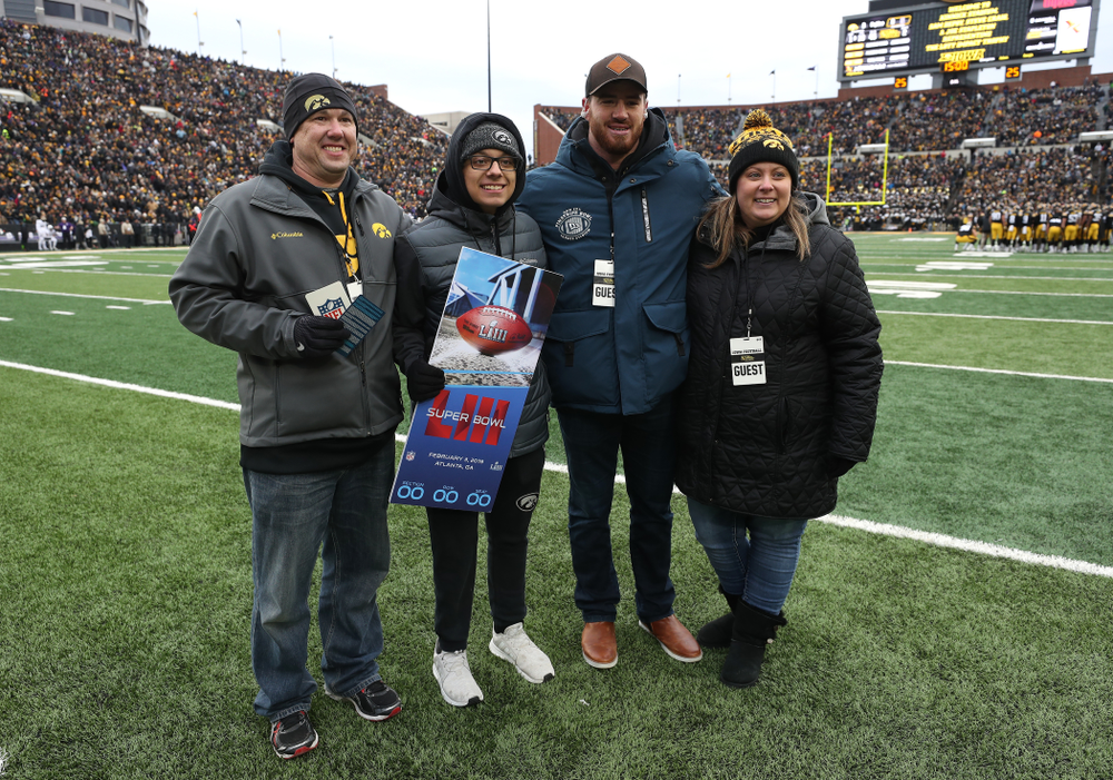 Former Hawkeye linebacker and current Denver Bronco Josey Jewel surprises former Kid Captain
Parker Kress of Bettendorf with Super Bowl tickets during the Iowa Hawkeyes game against the Northwestern Wildcats Saturday, November 10, 2018 at Kinnick Stadium. (Brian Ray/hawkeyesports.com)