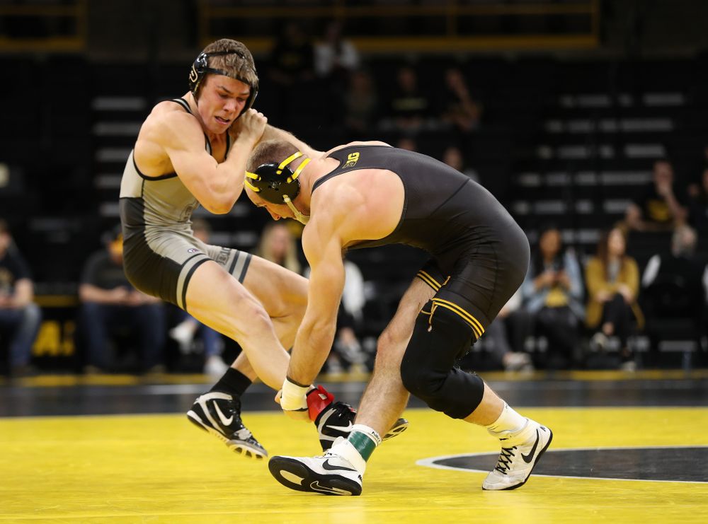 Iowa's Alex Marinelli wrestles Purdue's Cole Wysocki at 165 pounds Saturday, November 24, 2018 at Carver-Hawkeye Arena. (Brian Ray/hawkeyesports.com)