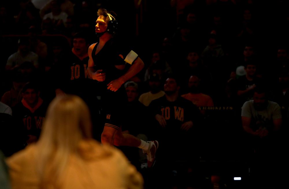 IowaÕs Max Murin wrestles WisconsinÕs Tristan Moran at 141 pounds Sunday, December 1, 2019 at Carver-Hawkeye Arena. Murin won the match 3-2. (Brian Ray/hawkeyesports.com)